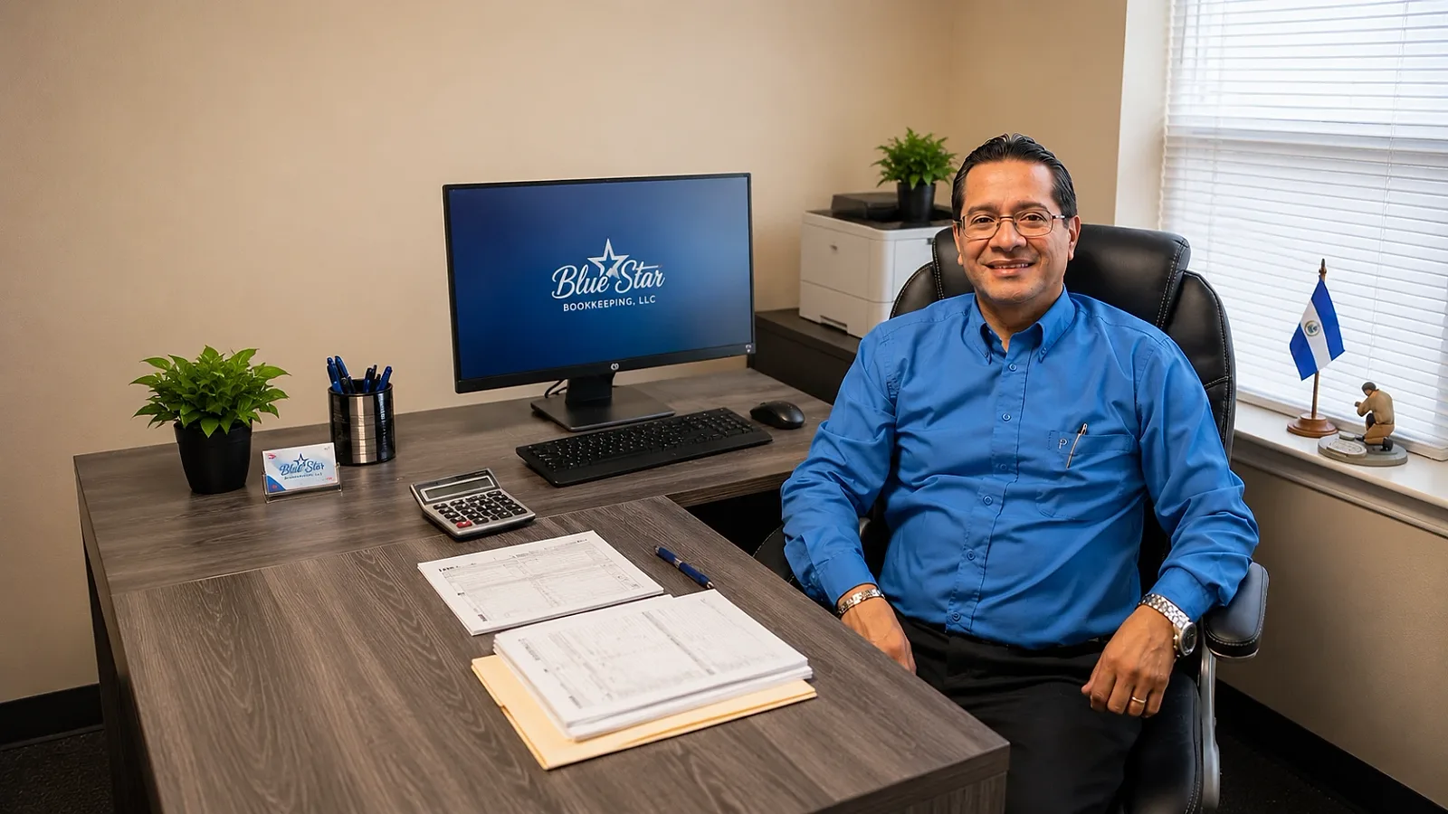 Manuel Bonilla en su escritorio en la oficina de Blue Star Bookkeeping